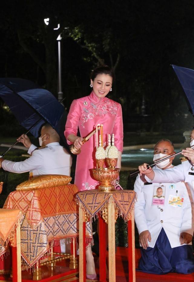 泰国帝后夫妇的对视超甜!