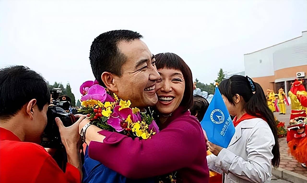 神州七号发射前一晚,翟志刚妻子整晚没合眼:两个星期瘦了6斤_丈夫