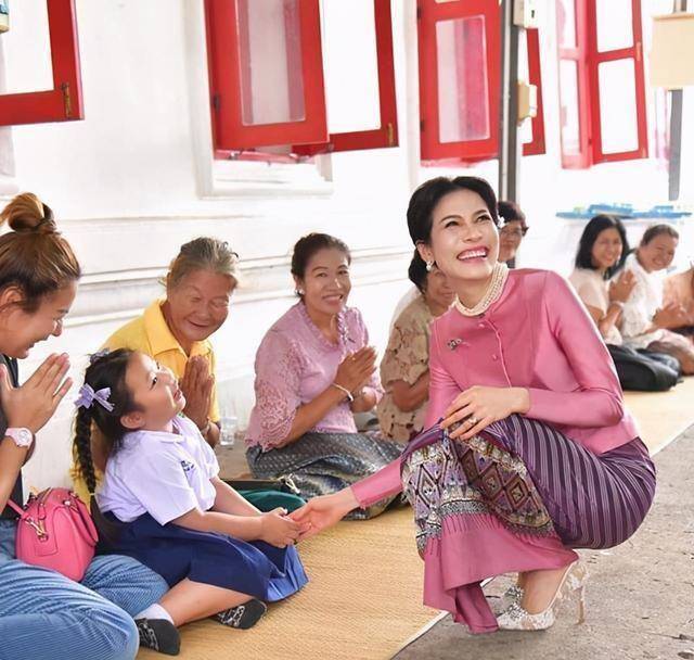 诗妮娜冠夫姓后飘了,笑出鱼尾纹_妃子_军装_国王