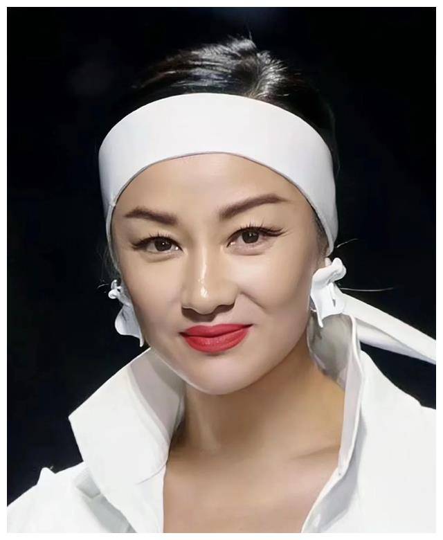 53岁的瞿颖生活得很滋润,房子却住成这样?别太离谱!_明星_艺术_空间