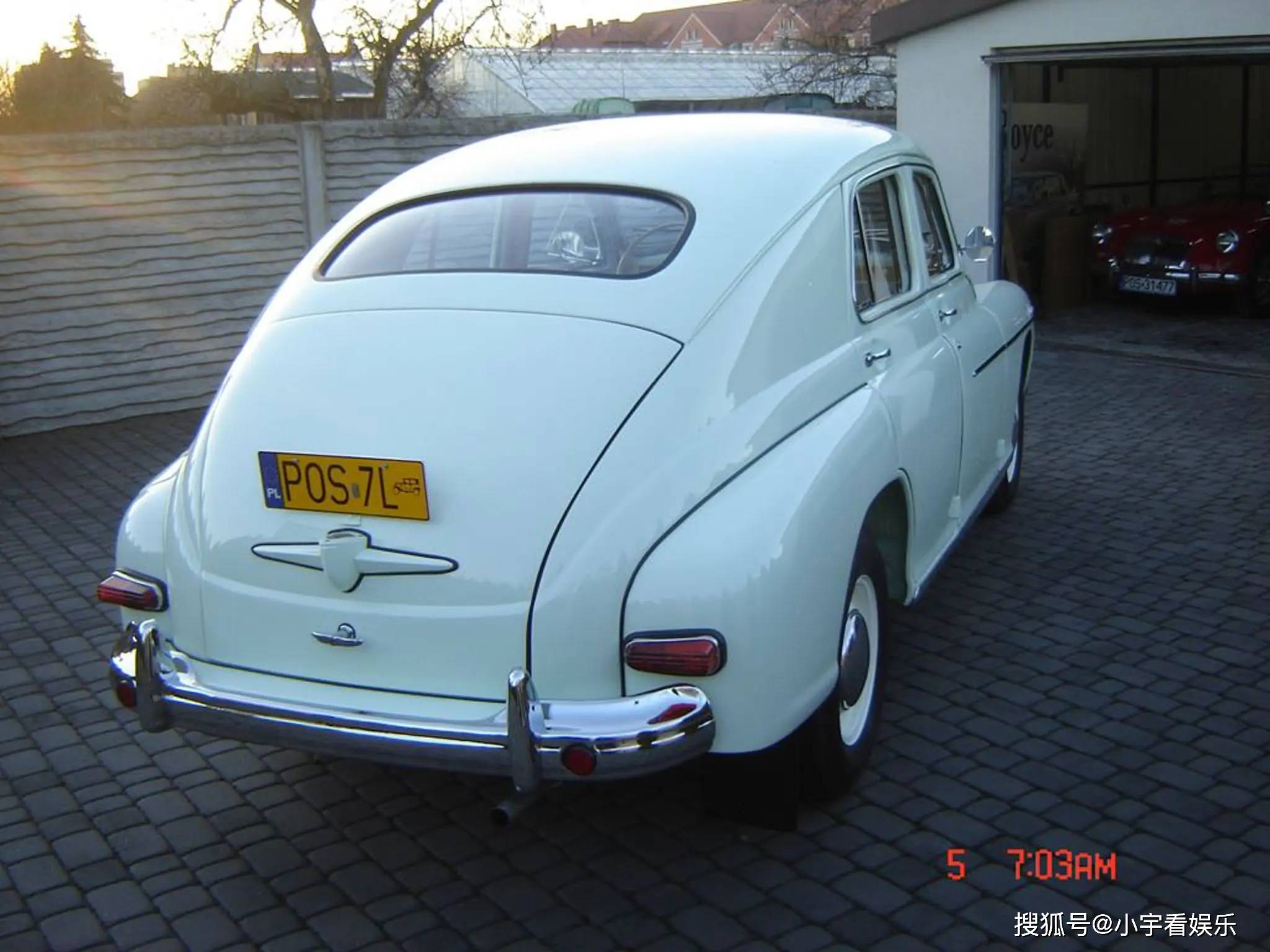 最后一款使用驼峰车身的华沙车型-warszawa 201