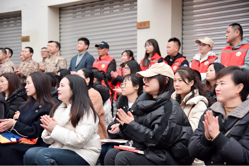 新川外国语学校50名小志愿者军营体验"钢铁意志"_叔叔_表演_解放军