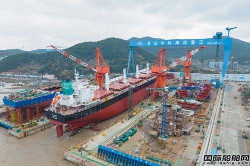 舟山中远海运重工636万吨散货船n1090顺利上水
