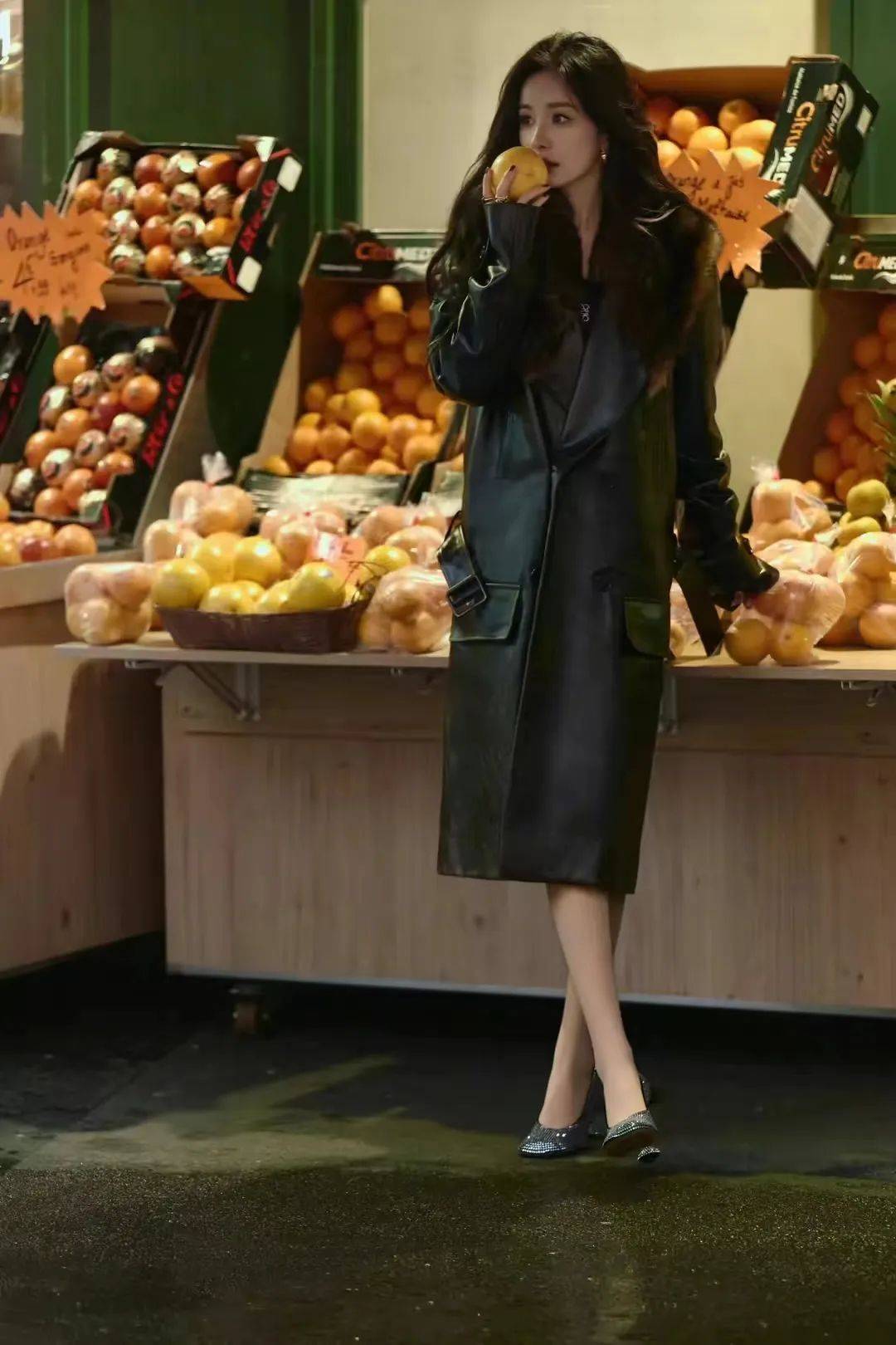 杨幂亮相巴黎时装周,带火了一种新穿搭:大波浪 皮大衣 高跟鞋,洋气又