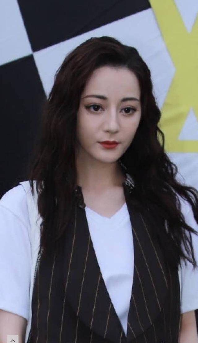 热巴生图丑成照妖镜活动现场一身土味大翻车才28岁就老态明显