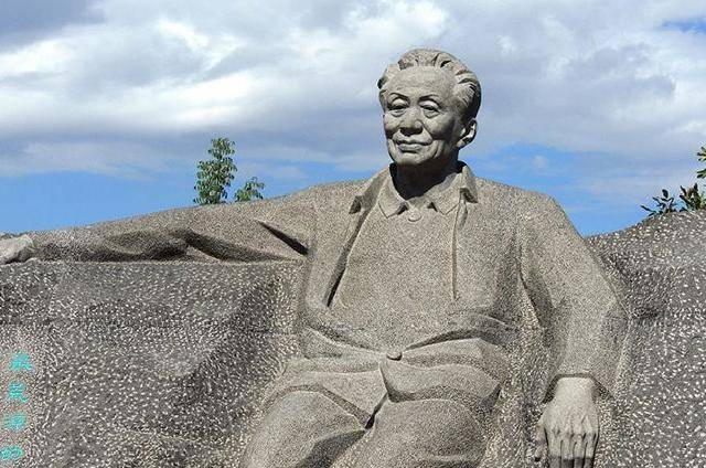 现代诗人艾青为追求自己的学生不惜下跪跳湖同原配离婚