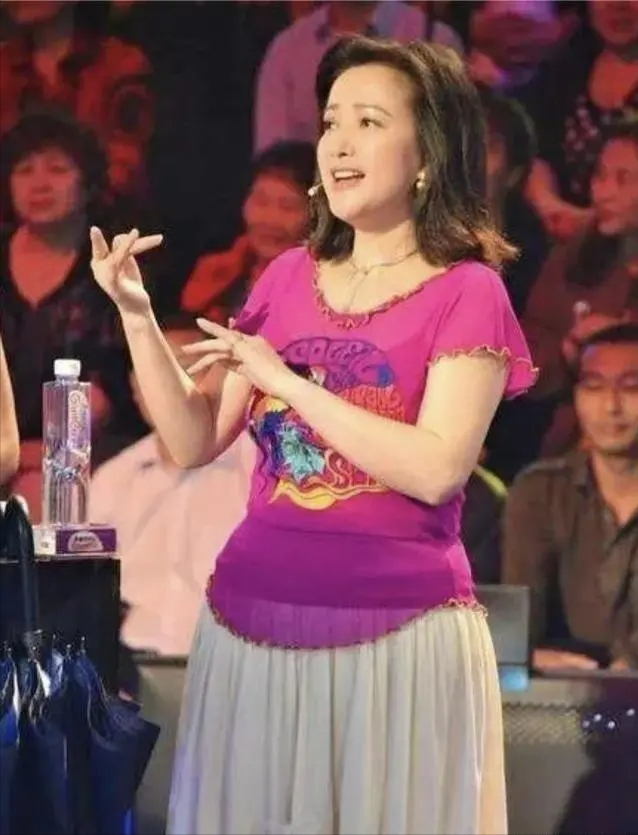 如今何晴很少拍摄影视剧,但从她参与节目和采访中能看出来,岁月不败