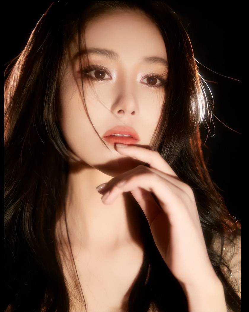 碎钻裙星光点点, 张馨予化身神圣仙女,气场全开!_女神_爱情_网友