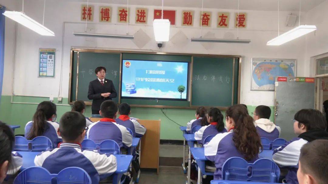 在沙雅县第四中学,特邀律师正在为师生门开展安全教育知识讲座.