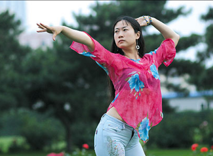 与此同时,一位普通女大学生通过在网络上传自己的搞怪自拍照走红了,她