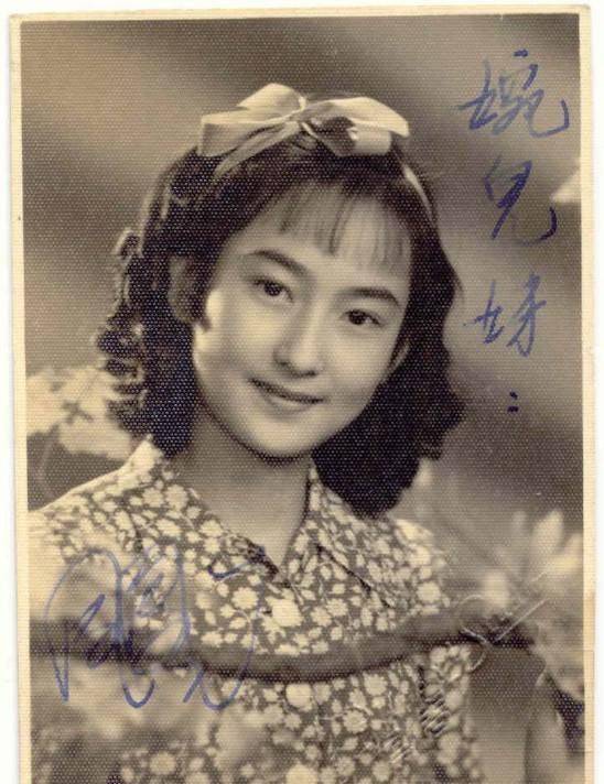 慕容婉儿陪伴他走过了风雨飘摇的前半生,共半生荣辱;凤凰陪伴他走过洗