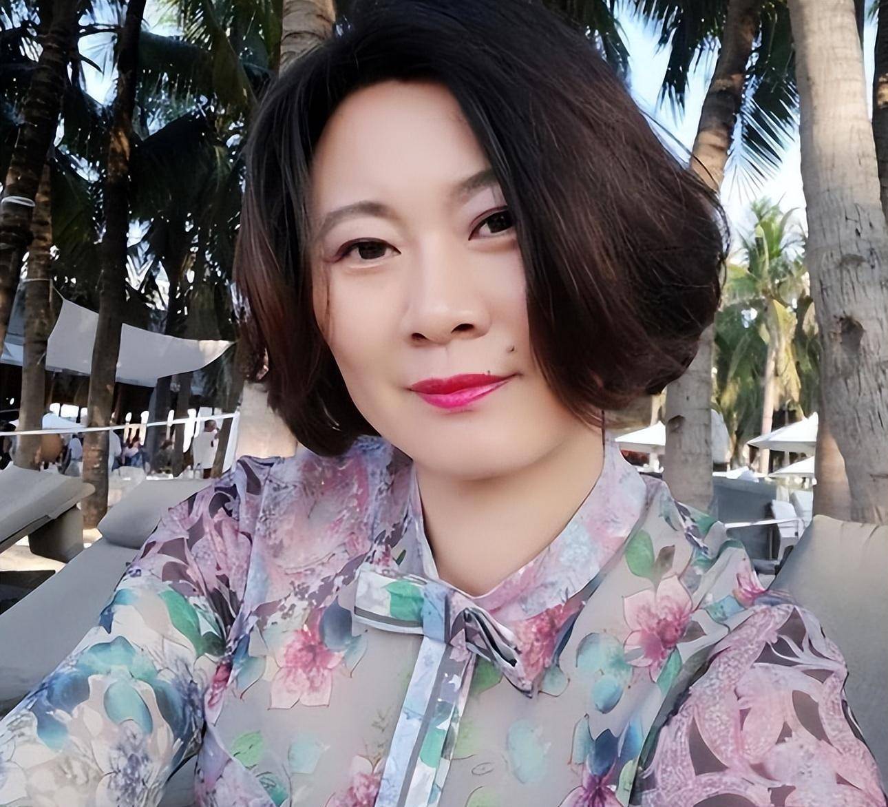 赵本山徒弟赵海燕:22岁嫁初恋,结婚26年恩爱如初,对
