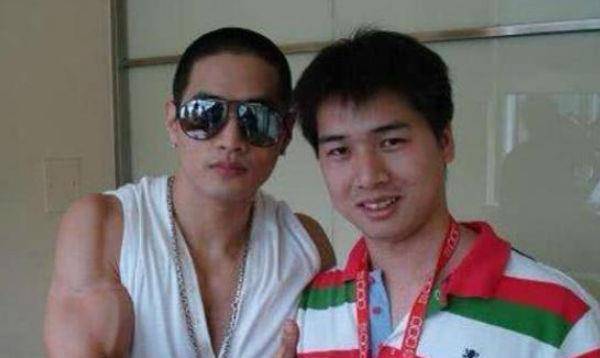 正值当红的明星,因入美国籍惨遭封杀驱逐出境,终生不得回国_刘承俊_服