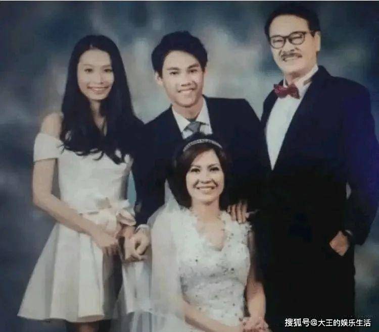 因为两个前妻和女儿们,也因为妻子和儿女还小,吴孟达自己年龄却越来越