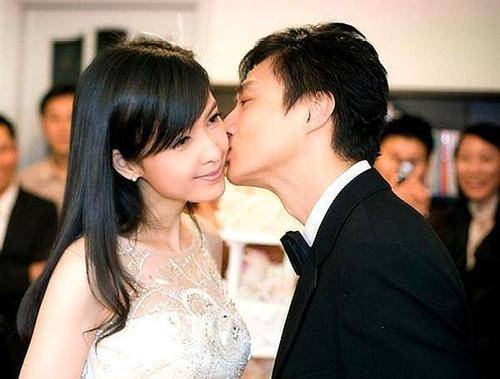 "玉女掌门人"周慧敏,与倪震结婚15年,不肯生孩子婆婆恼羞成怒_生育