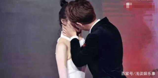 粉丝们开始起哄,让邓嘉伦这位男主角亲一下女主角,任嘉伦也就捧着景甜