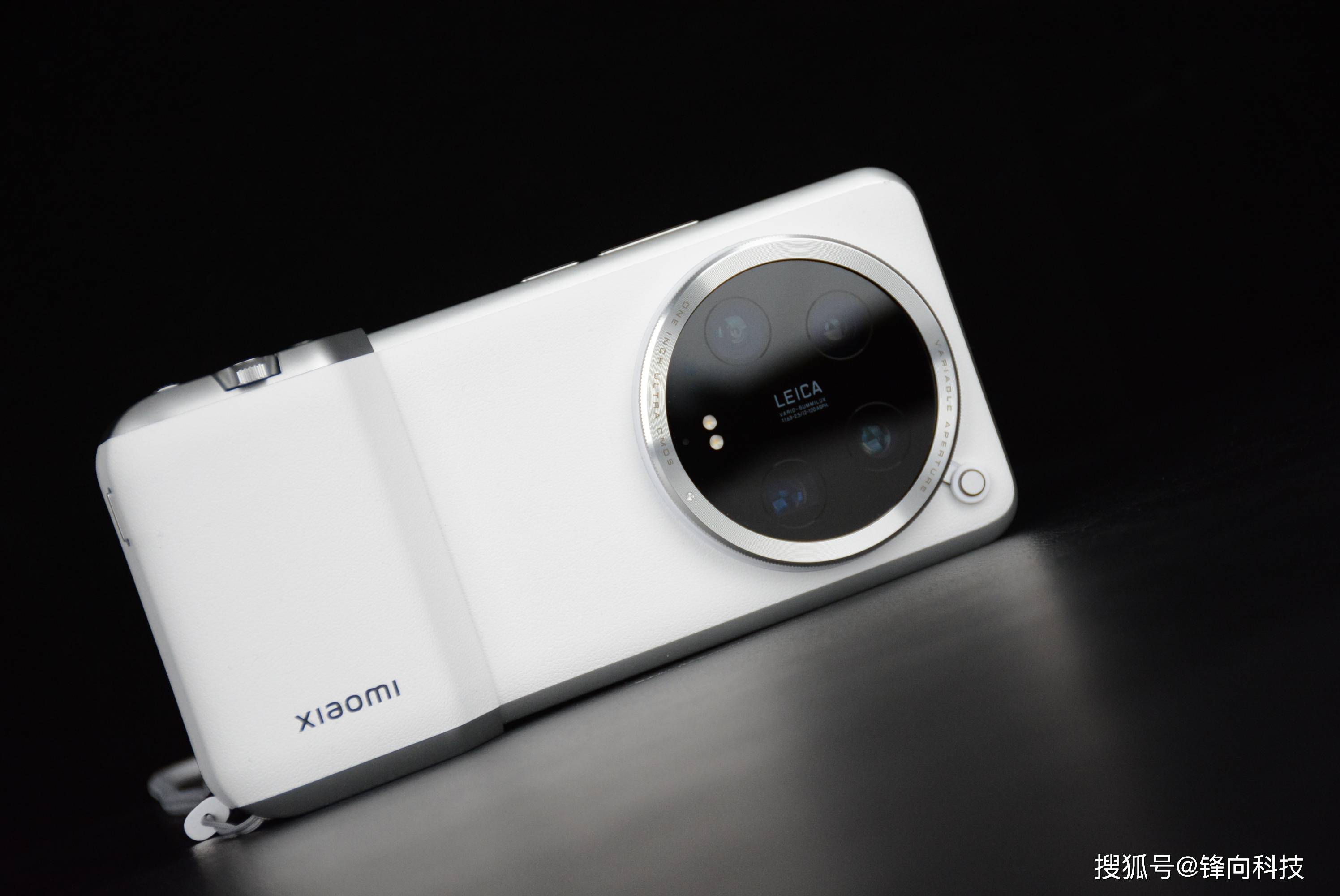 小米14 ultra小米14 ultra由于龙晶蓝后盖材质的问题成为全网热议的