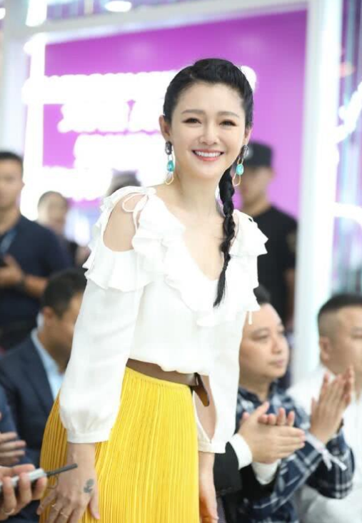 扎单麻花辫裹头巾仍嫩翻,还把汪小菲送上热搜_前夫_衣服_公公