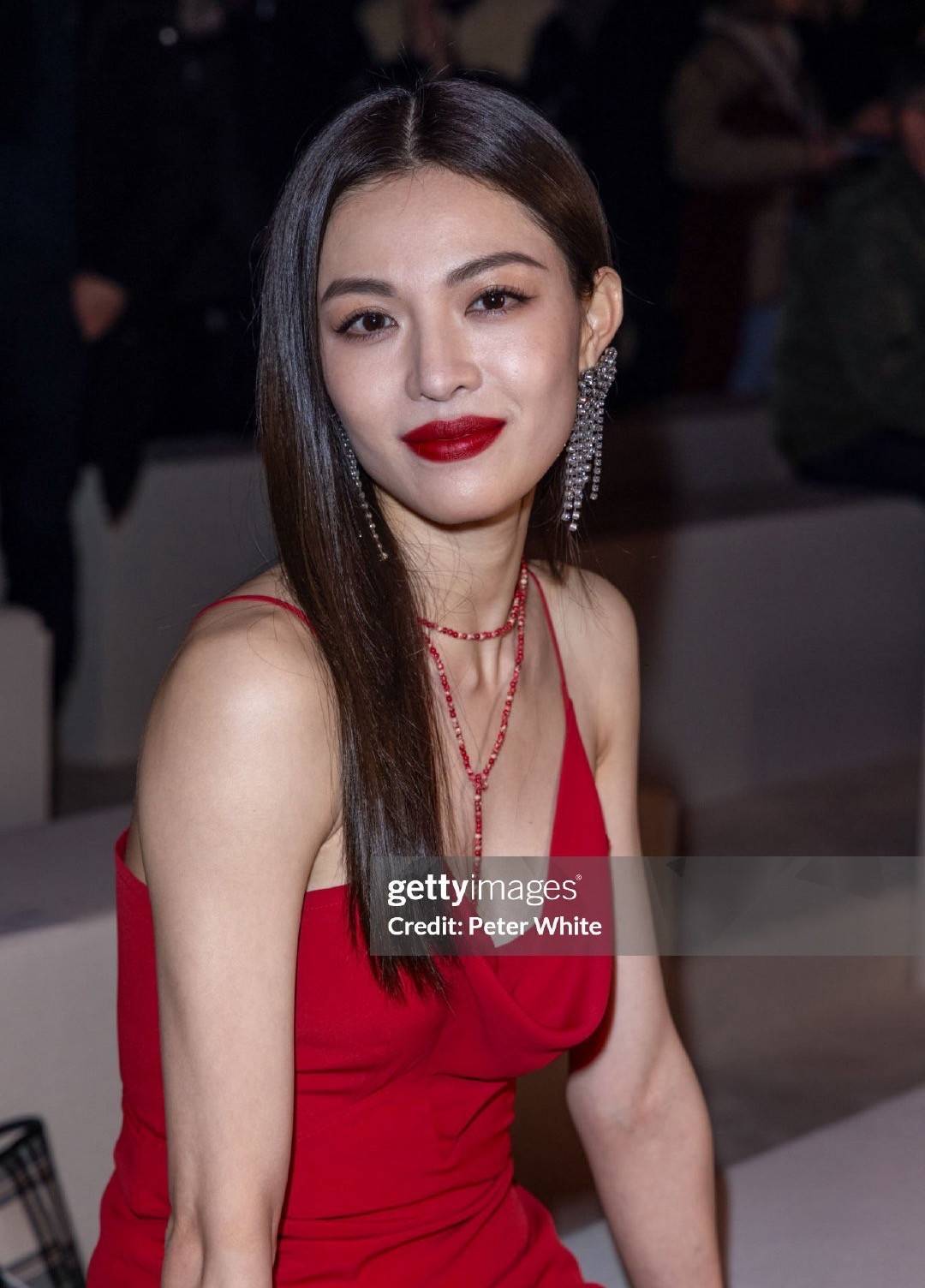 外媒镜头下,蔡依林酥胸长腿,钟楚曦深v开叉,杨超越吃亏在造型_时装周