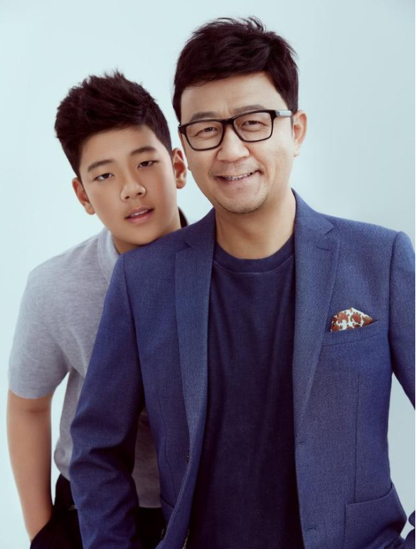 原创郭涛与儿子罕曝合照石头13岁比父亲高却遭网友调侃像爷孙俩