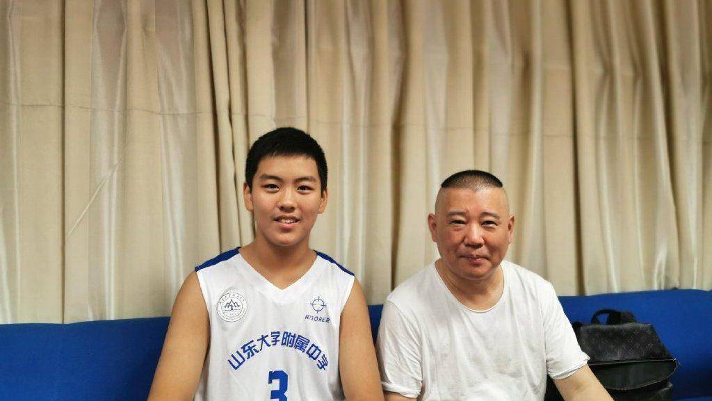 原创郭德纲最不正经的师弟最喜欢跟美女拍短视频儿子是德云社高徒