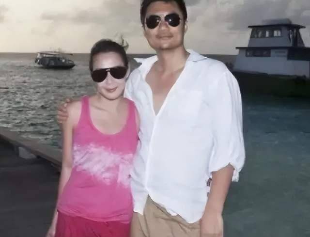 54岁刘若英逛菜市场,发型凌乱素面朝天无人识,直呼累到想骂人_儿子