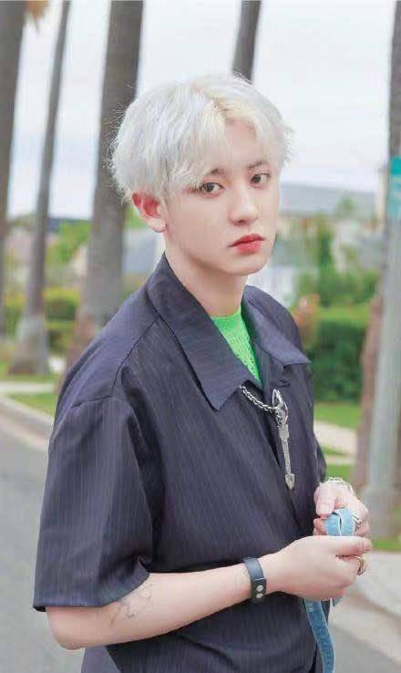 3月18日,参加新电影《the box》媒体预告的朴灿烈一身素雅装扮现身.