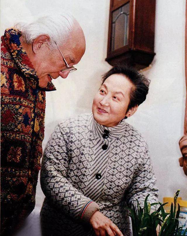 原配难产病重皆迟到,余生再娶,他与妻子相依40年,再无生离死别_慕容