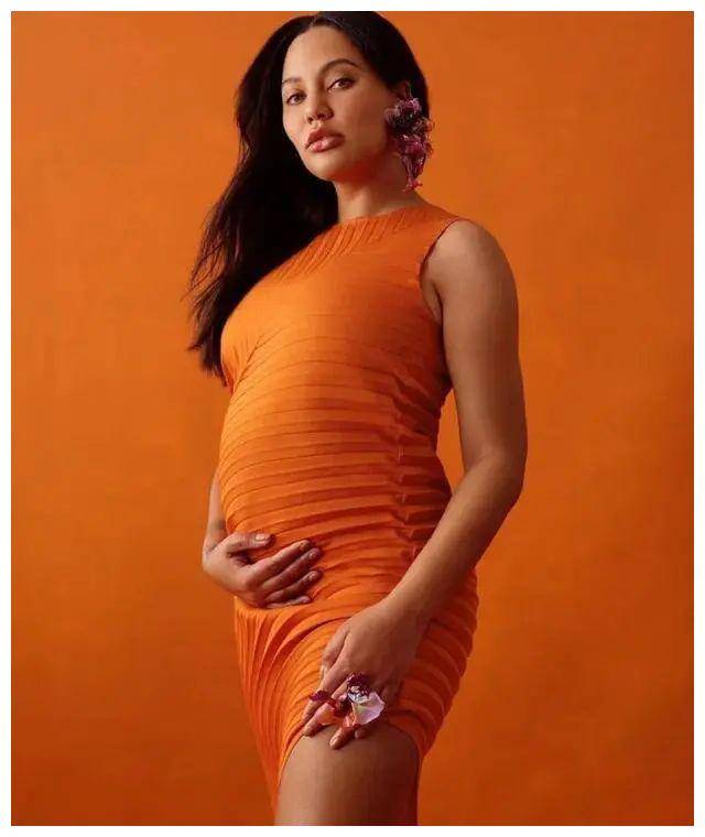 库里34岁妻子阿耶莎床照曝光,迎来第4孩,颜值高身材好!