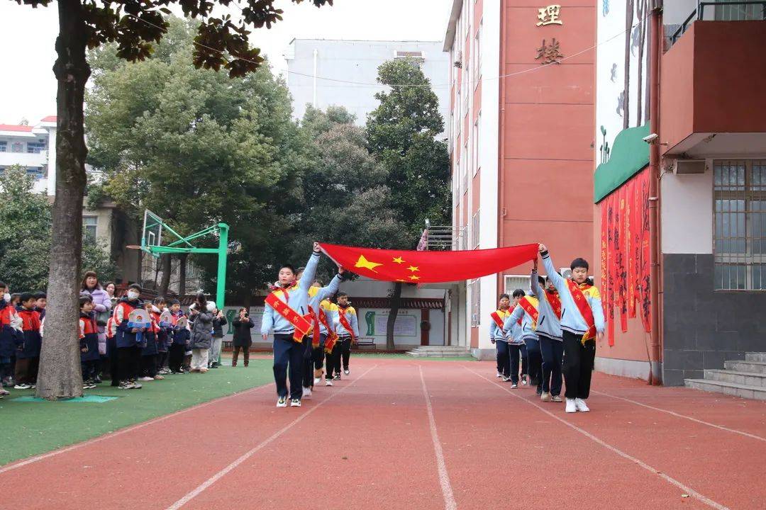 信阳市第十三小学:龙首昂扬志千里  仁智闪耀启新篇