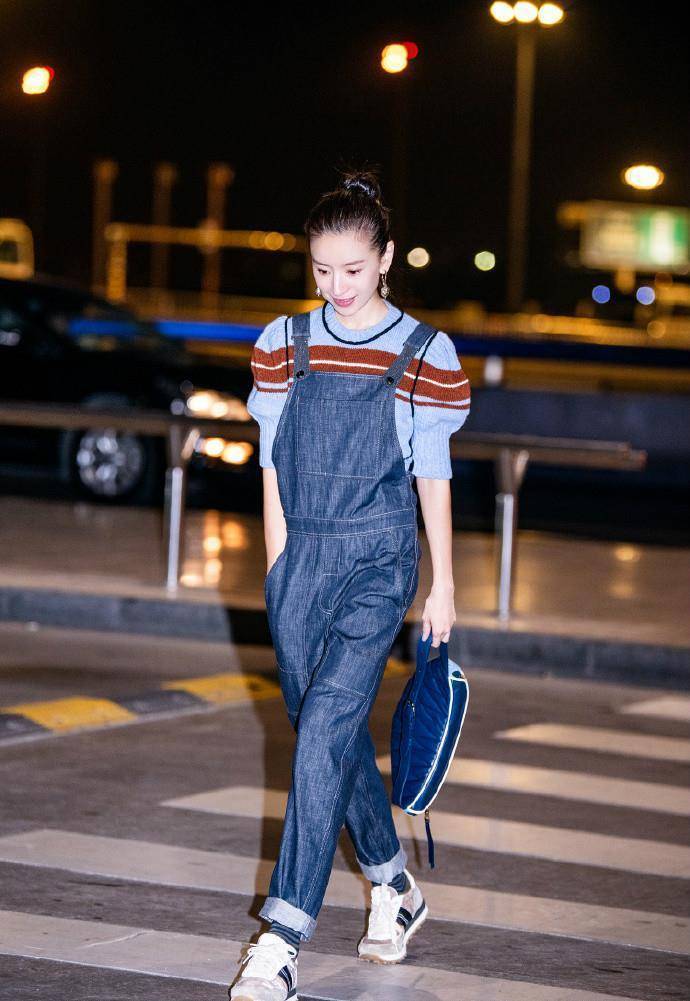 39岁董洁街拍惊艳!穿"初恋裤"嫌不够减龄,扎丸子头美回冷清秋