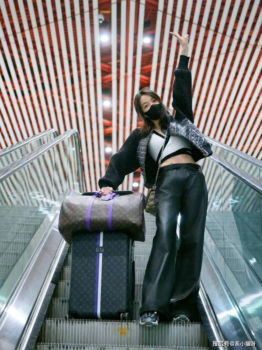 34岁宋茜真会穿!露脐装配皮裤大秀身材,这腰臀比简直无敌了!