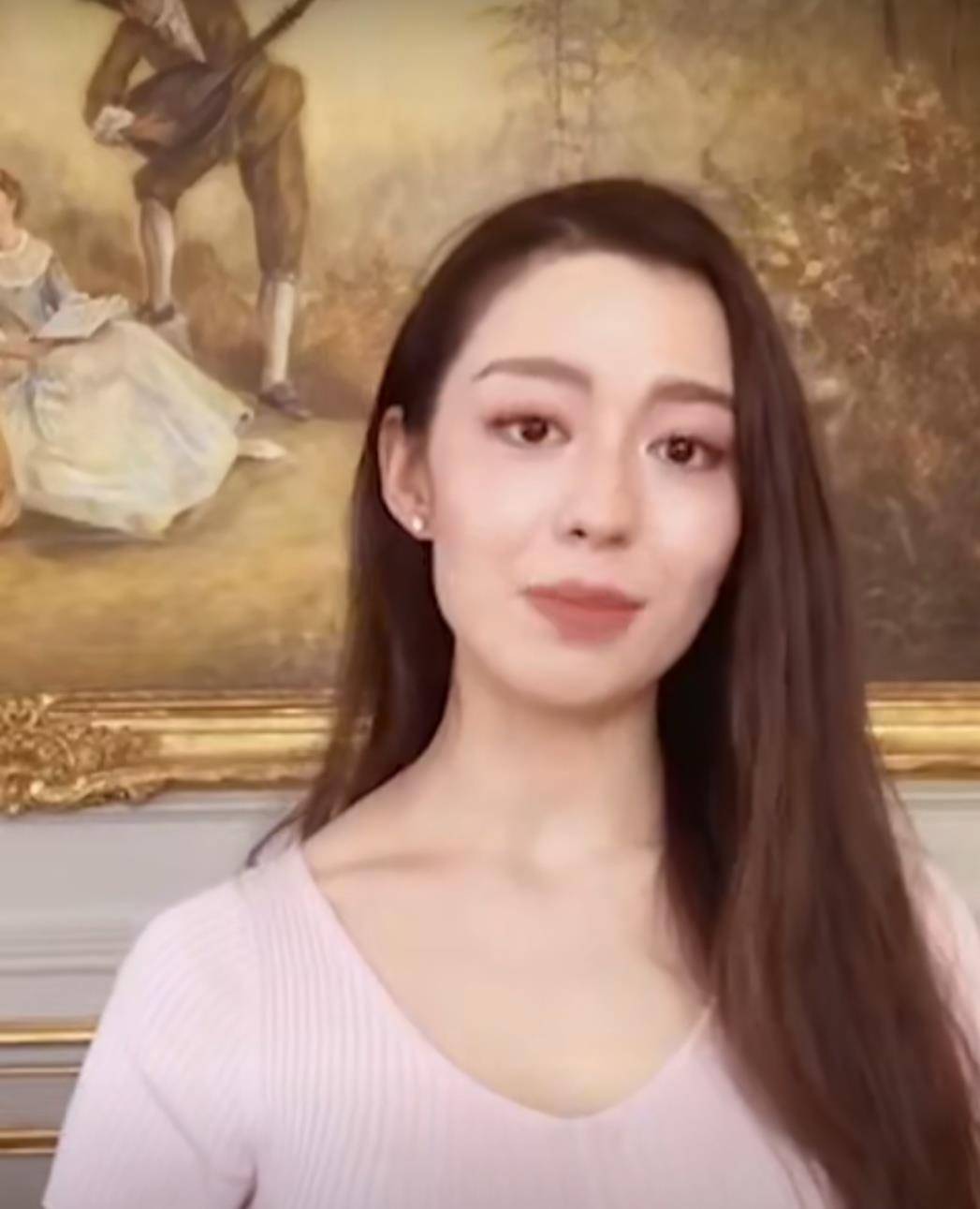 原创吉娜罕见淡妆镜头扫到腹部还以为自己眼花网友是有小baby了吗