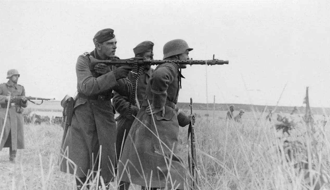 别被影视剧骗了,真实的二战德军步兵进攻战术是这样_机枪_班长_步枪