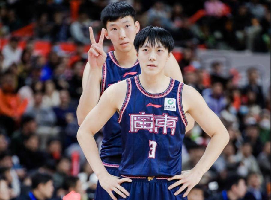 这样的话,胡明轩的年龄虽然还不大,但职业生涯已