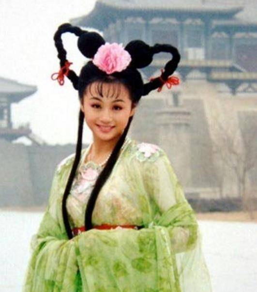 搞笑又可爱的丫鬟造型,瞿颖的两个辫子扎的是要准备上台耍杂技吗,配一