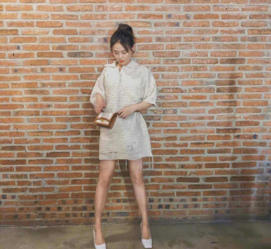 原创马思纯漂亮成功后穿毛线裙拍照美出新高度低头浅笑让人心动