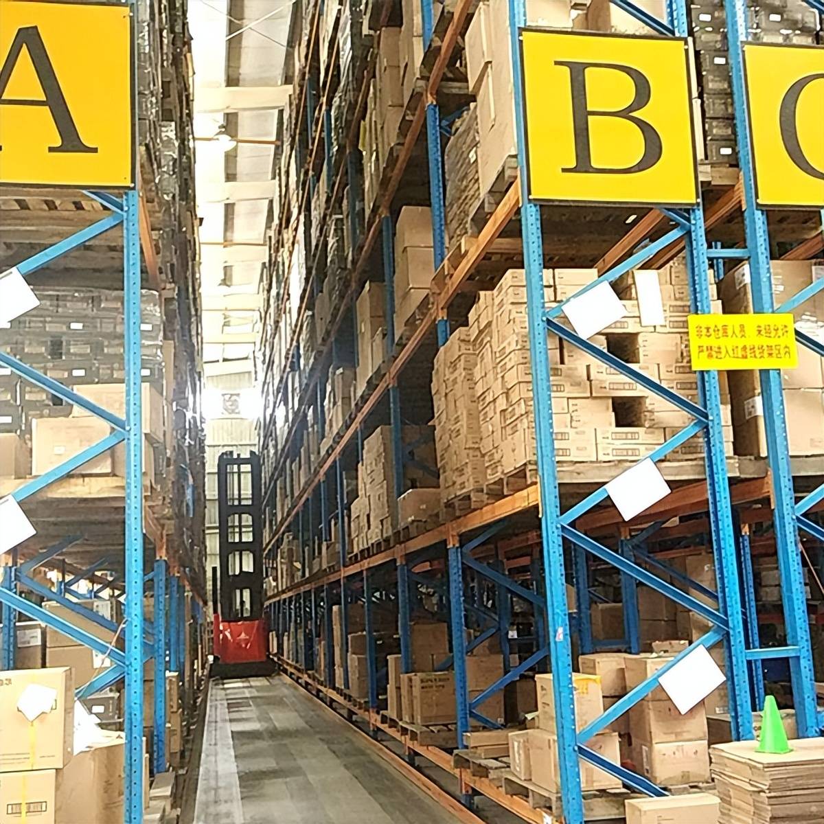 双深度货架和窄巷道货架哪种造价低?仓储大型货架工厂解析