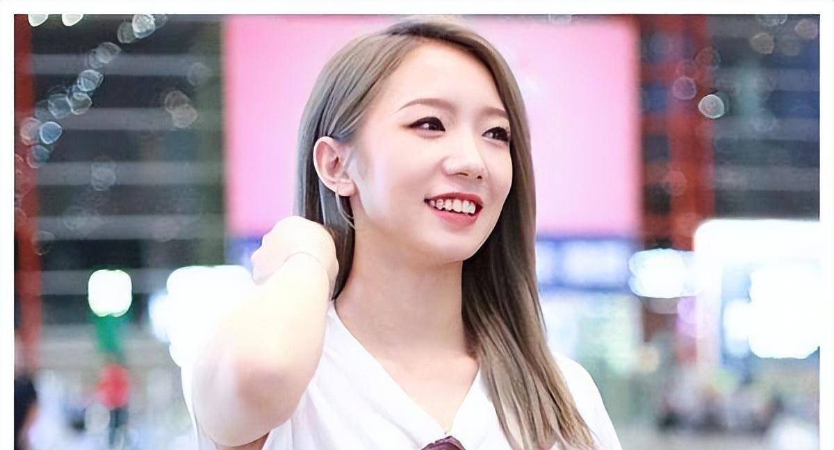 五年学成归来后,王一博加入男团uniq,孟美岐也通过"创造101"火箭少女