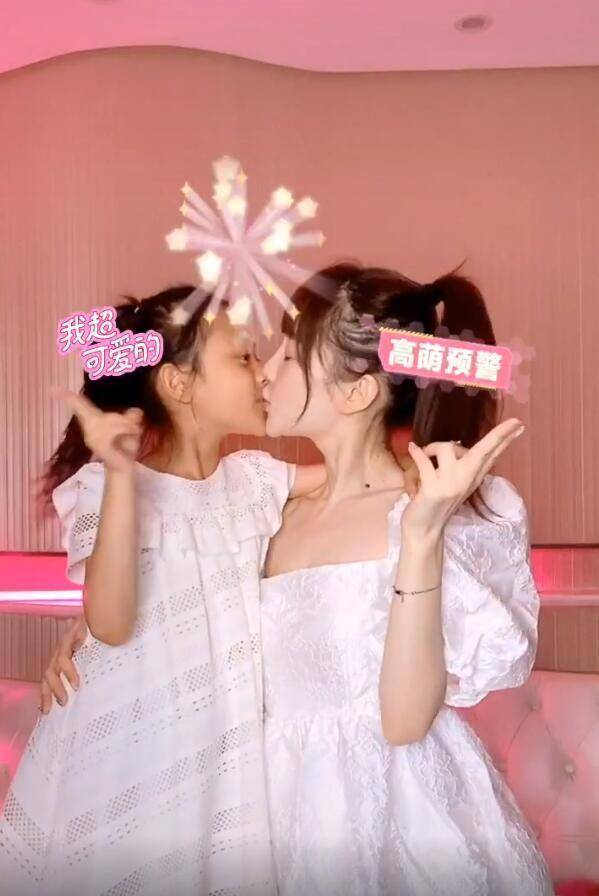 李小璐母女跳"手指舞",甜馨掉门牙好害羞,肤色被嘲"黑白配"_贾乃亮