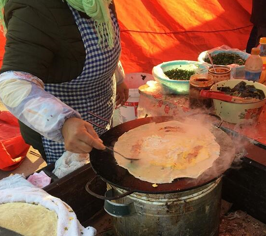 原创大妈校门口徒手摊煎饼打败同行家长群里一张照片让她生意凉凉