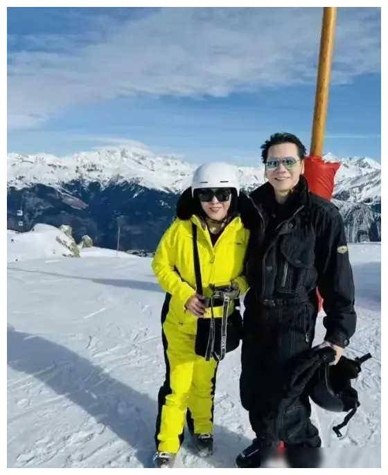 向华强偏心孙女,与郭碧婷女儿合影,向佐儿子羡慕姐姐被宠_陈岚_美女