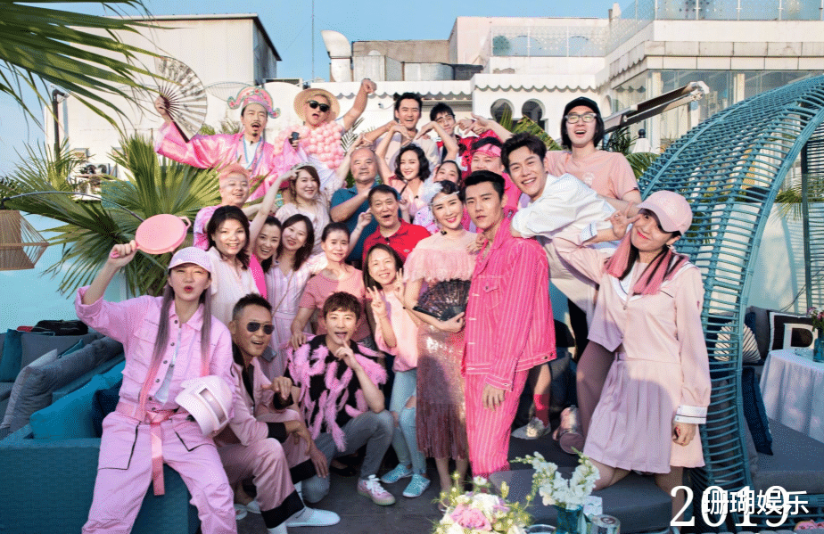 原创袁弘晒照片庆祝结婚五周年张歆艺短发太飒嫁给爱情就是这样吧