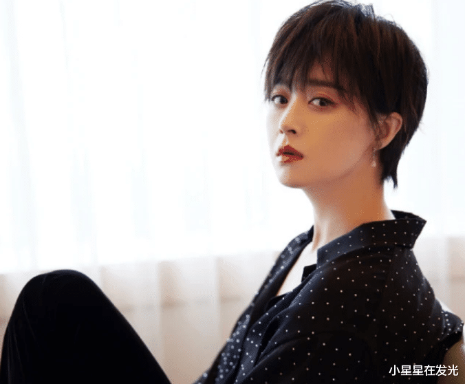 原创蒋欣变瘦了和宋佳拍戏被偶遇合照看起来身材高挑皮肤白皙