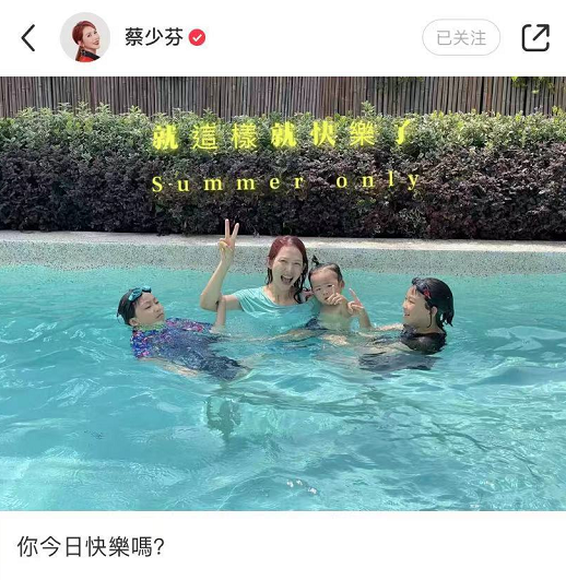 蔡少芬晒张晋视角带仨娃游照,怀中兜揽小儿子,姐姐比耶萌翻_孩子_一