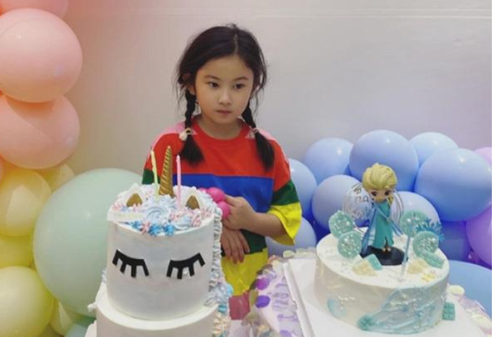 原创郑希怡晒女儿生日现场照jasper被浸浸搂着插兜耍酷难掩开心