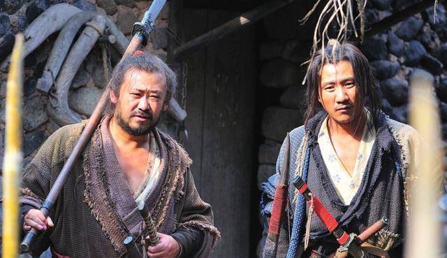 谢必安就这样顶着大雨四处求伞,范无救也还在原地苦苦望着远处,希望