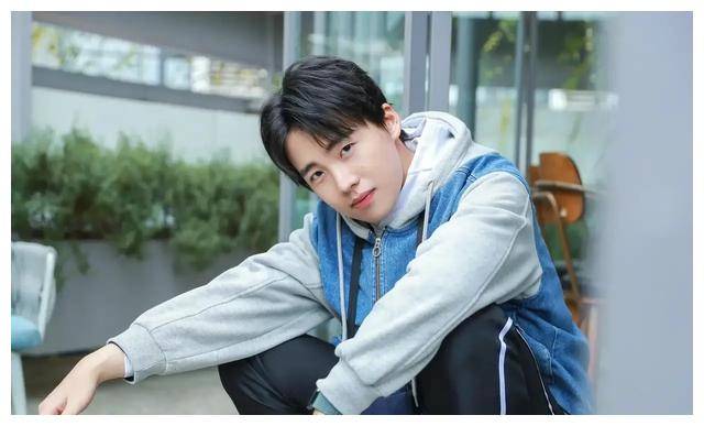 郭麒麟最新照片曝光德云社少班主身材引关注疑似发福