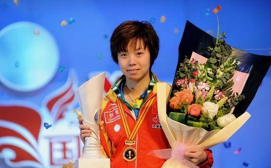 说到张怡宁,咱们的大魔王,她在球场上的表现,简直就是碾压级的.