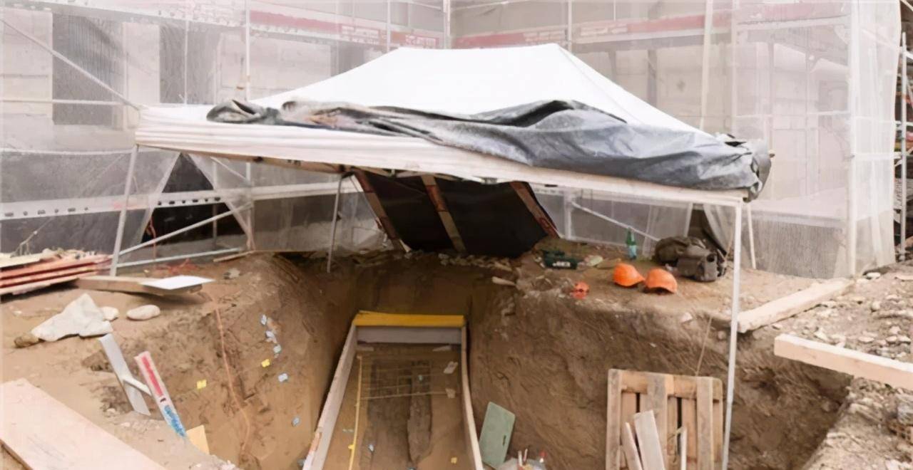 原创瑞士出土两千多年前睡美人穿羊皮大衣躺在掏空的树干里